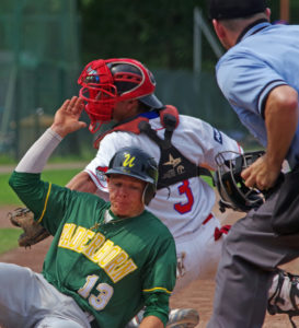 Baseball-Bundesliga, Gruppe Nord: Finn Bergmann von den Paderborn Untouchables holt gegen die Hamburg Stealers mit CatcherJon Pawling einen Punkt.